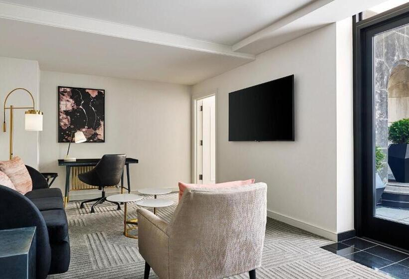 سوئیت جونیور با تخت بزرگ, The Gwen, A Luxury Collection Hotel, Michigan Avenue Chicago