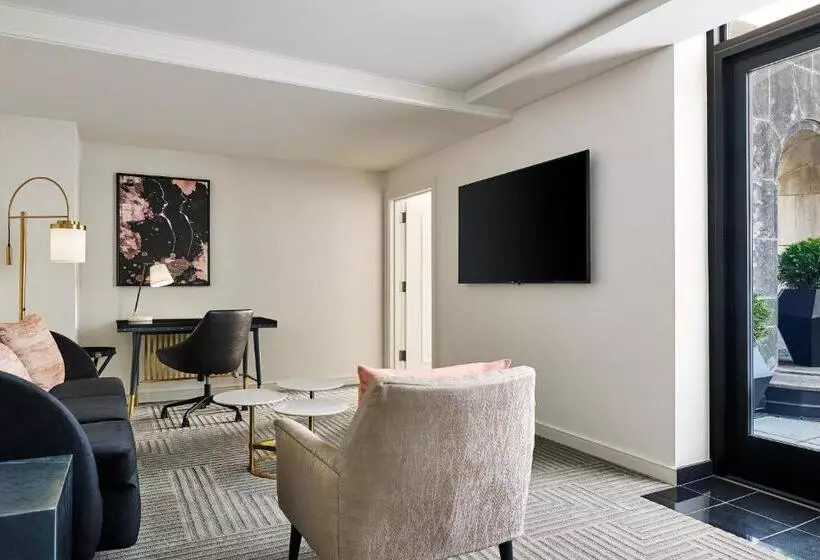 سوئیت جونیور با تخت بزرگ, The Gwen, A Luxury Collection Hotel, Michigan Avenue Chicago