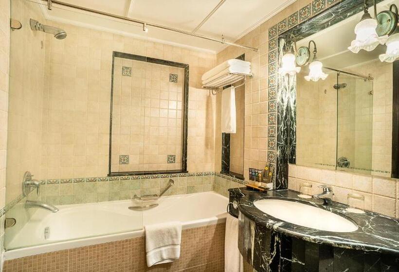 سوییت با چشم‌انداز دریا, Novotel Bahrain Al Dana Resort