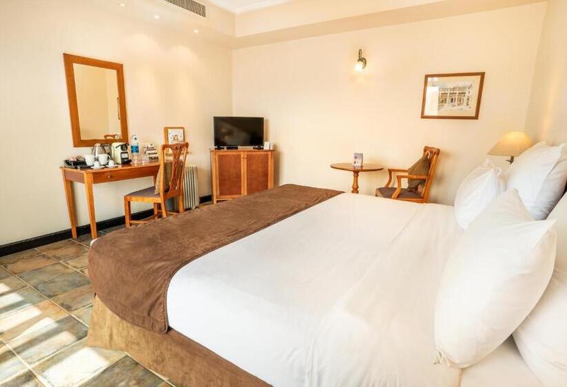 اتاق سوپریور با تخت بزرگ, Novotel Bahrain Al Dana Resort