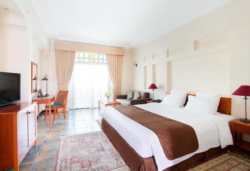 اتاق سوپریور با تخت بزرگ, Novotel Bahrain Al Dana Resort