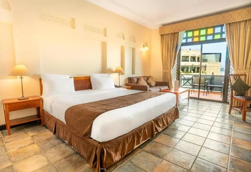 اتاق سوپریور با تخت بزرگ, Novotel Bahrain Al Dana Resort