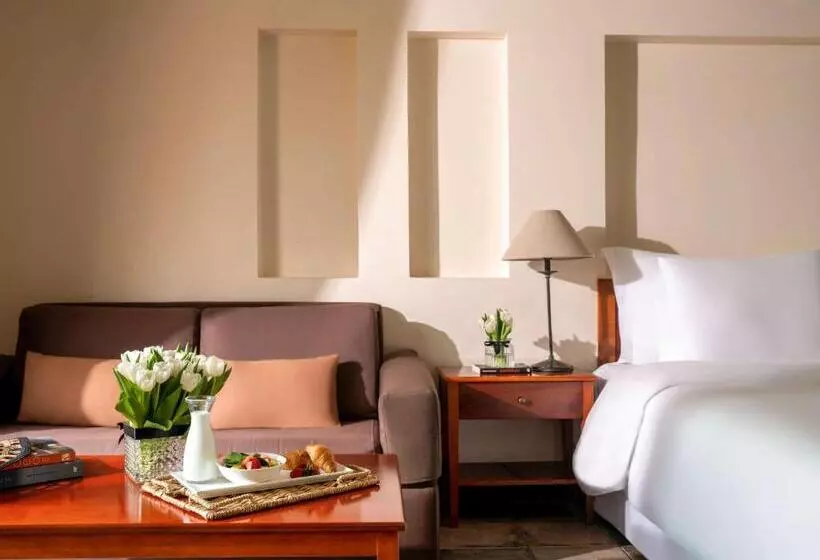 اتاق سوپریور با تخت بزرگ, Novotel Bahrain Al Dana Resort
