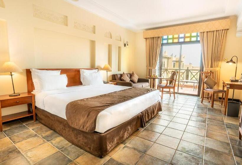 اتاق سوپریور با چشم‌انداز استخر, Novotel Bahrain Al Dana Resort