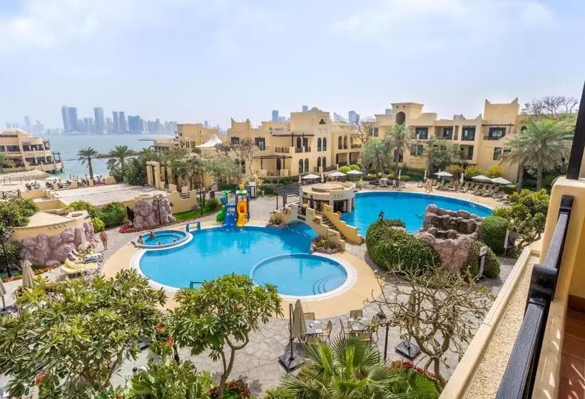 اتاق سوپریور با چشم‌انداز استخر, Novotel Bahrain Al Dana Resort