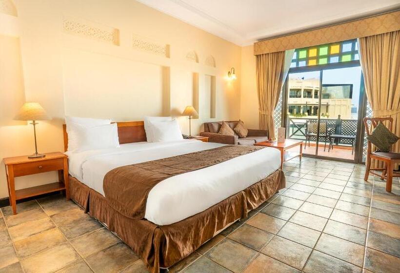 اتاق سوپریور با چشم‌انداز استخر, Novotel Bahrain Al Dana Resort