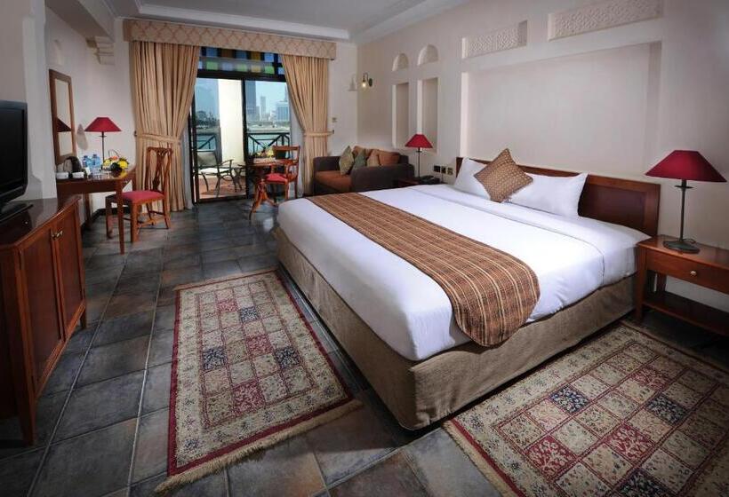 اتاق سوپریور با چشم‌انداز استخر, Novotel Bahrain Al Dana Resort