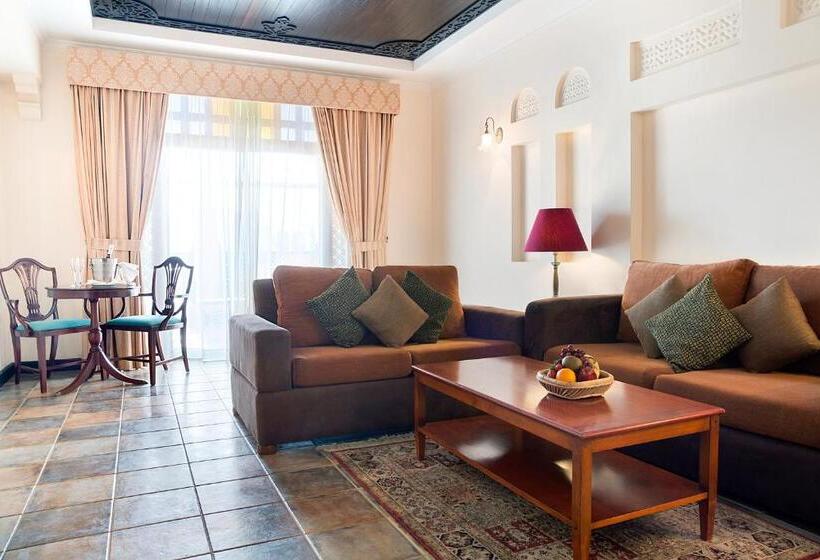 سوییت با چشم‌انداز استخر, Novotel Bahrain Al Dana Resort