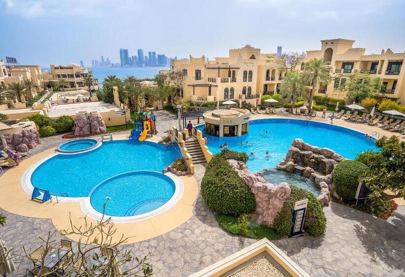 سوییت با چشم‌انداز استخر, Novotel Bahrain Al Dana Resort