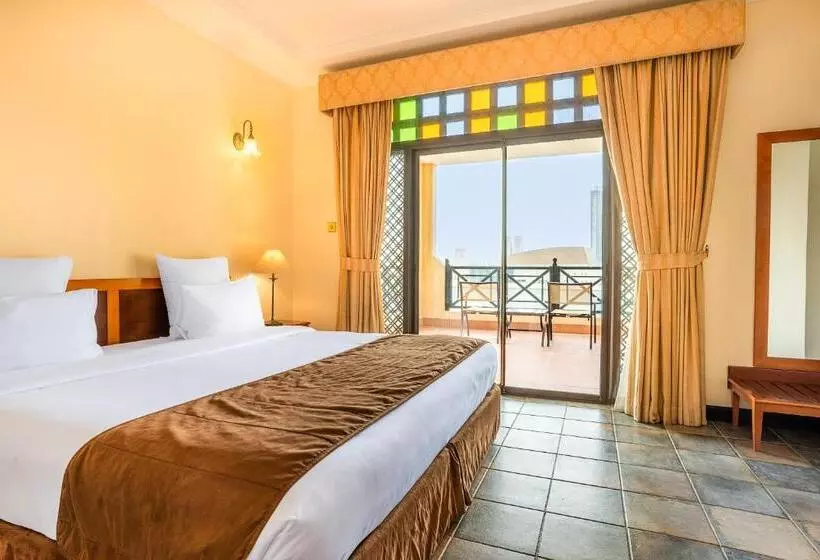 سوییت با چشم‌انداز استخر, Novotel Bahrain Al Dana Resort
