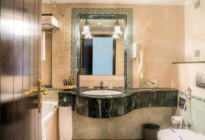سوییت با چشم‌انداز استخر, Novotel Bahrain Al Dana Resort