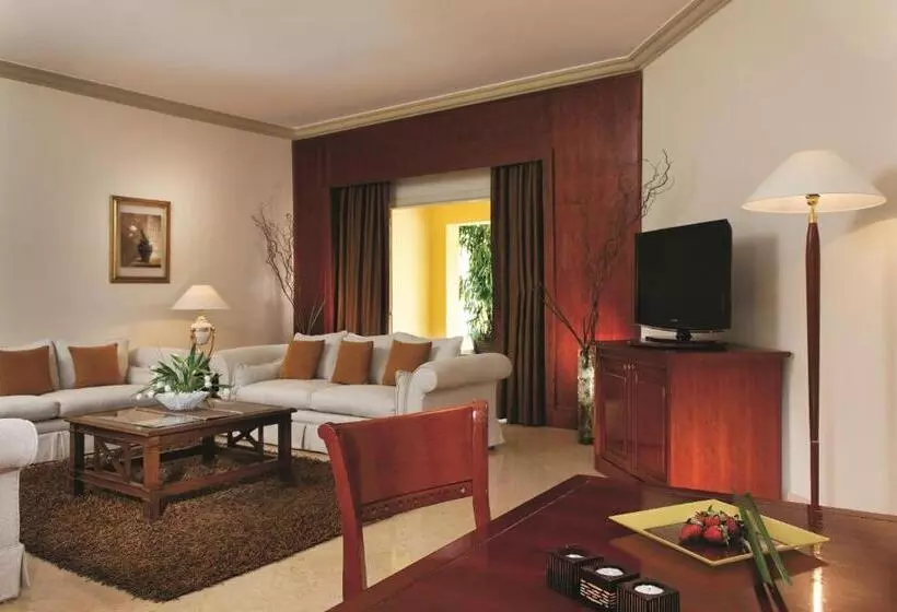 سوییت جونیور با چشمانداز استخر, Mövenpick Hotel Cairo Media City