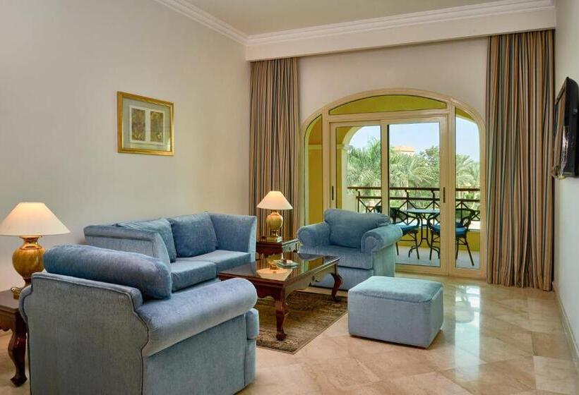 سوییت جونیور با چشم‌انداز استخر, Mövenpick Hotel Cairo   Media City