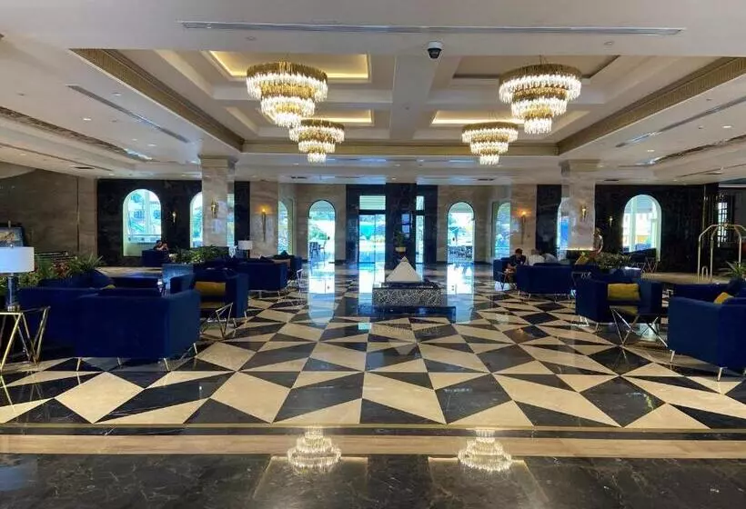 سوییت جونیور با چشمانداز استخر, Mövenpick Hotel Cairo Media City