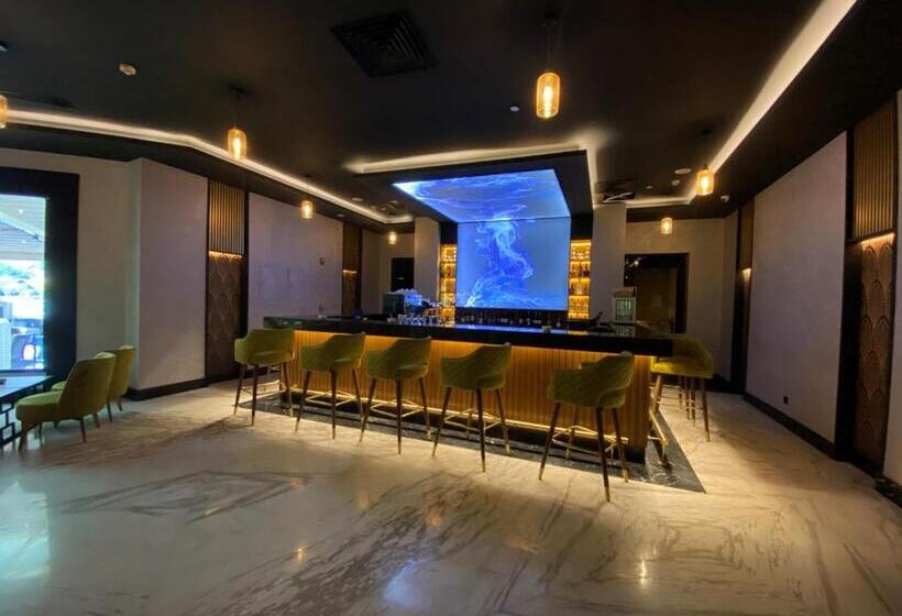 سوییت جونیور با چشم‌انداز استخر, Mövenpick Hotel Cairo   Media City