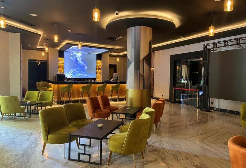 سوییت جونیور با چشم‌انداز استخر, Mövenpick Hotel Cairo   Media City