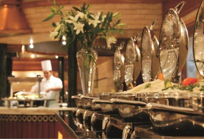 سوییت جونیور با چشم‌انداز استخر, Mövenpick Hotel Cairo   Media City