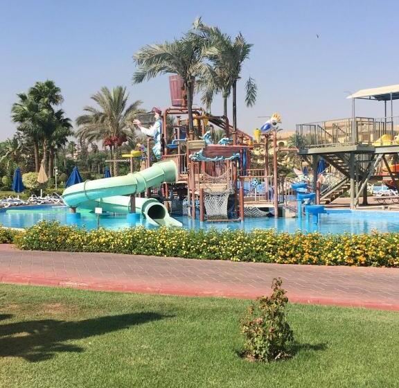 اتاق کلاسیک با چشم‌انداز استخر, Mövenpick Hotel Cairo   Media City