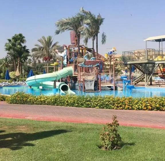 اتاق کلاسیک با چشمانداز استخر, Mövenpick Hotel Cairo Media City