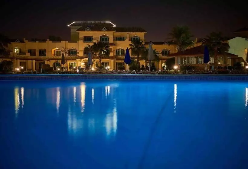 اتاق کلاسیک با چشمانداز استخر, Mövenpick Hotel Cairo Media City