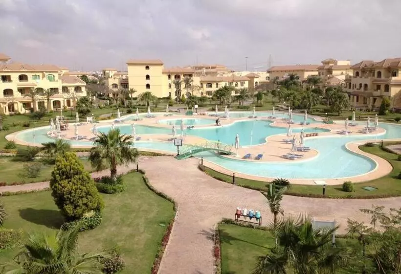 اتاق کلاسیک با چشمانداز استخر, Mövenpick Hotel Cairo Media City