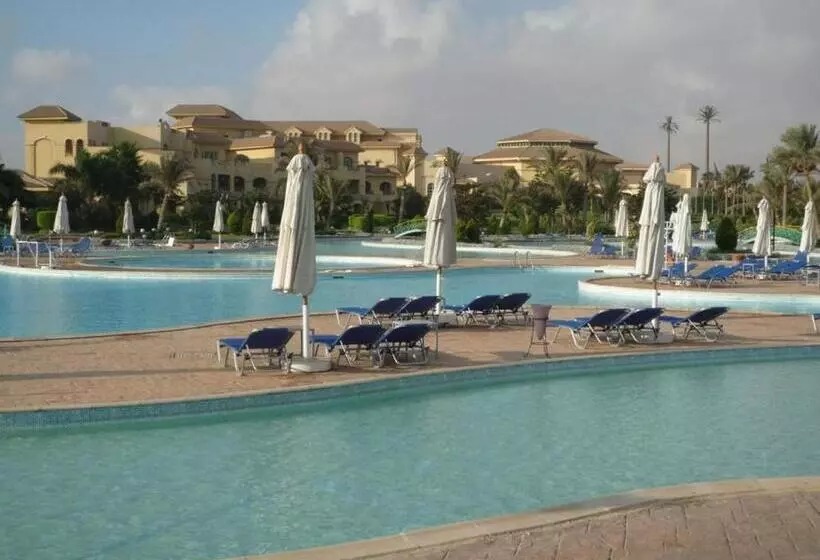 اتاق کلاسیک با چشمانداز استخر, Mövenpick Hotel Cairo Media City