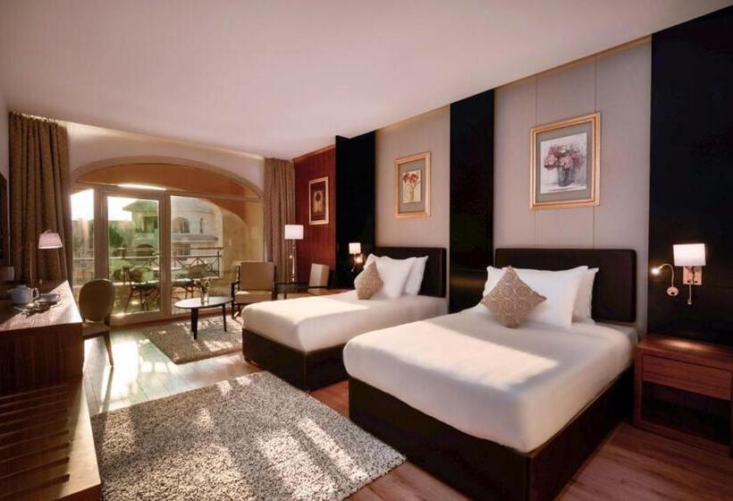 اتاق استاندارد با چشم‌انداز استخر, Mövenpick Hotel Cairo   Media City