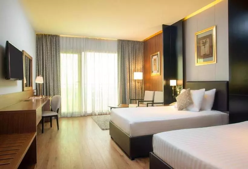 اتاق استاندارد با چشمانداز استخر, Mövenpick Hotel Cairo Media City
