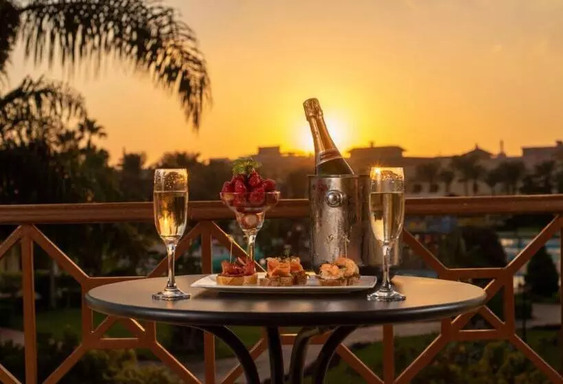 اتاق استاندارد با چشمانداز استخر, Mövenpick Hotel Cairo Media City