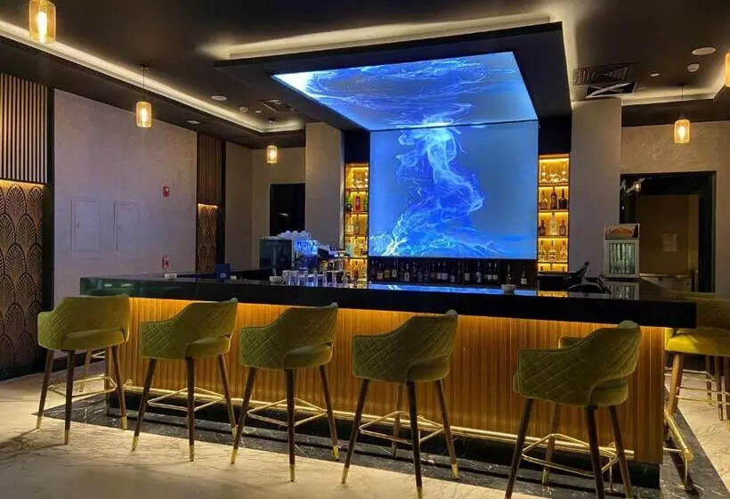 اتاق استاندارد با چشمانداز استخر, Mövenpick Hotel Cairo Media City
