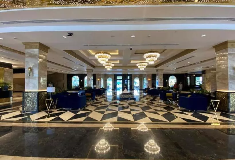 اتاق اجرایی با تخت بزرگ, Mövenpick Hotel Cairo Media City