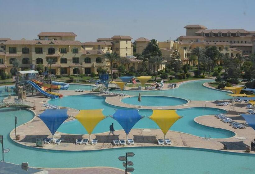سوییت جونیور با چشم‌انداز استخر, Mövenpick Hotel Cairo   Media City