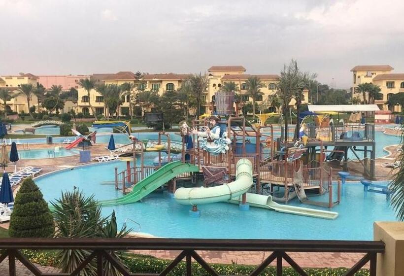 سوییت جونیور با چشم‌انداز استخر, Mövenpick Hotel Cairo   Media City