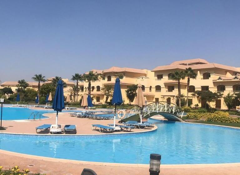 سوییت جونیور با چشم‌انداز استخر, Mövenpick Hotel Cairo   Media City