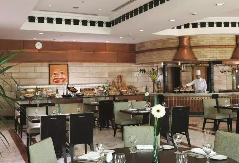اتاق استاندارد با چشمانداز استخر, Mövenpick Hotel Cairo Media City
