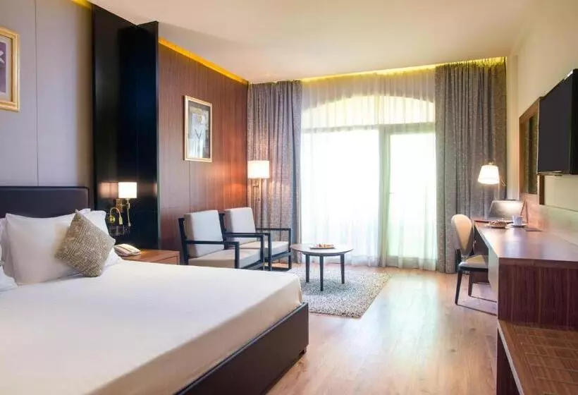 اتاق اجرایی با تخت بزرگ, Mövenpick Hotel Cairo Media City