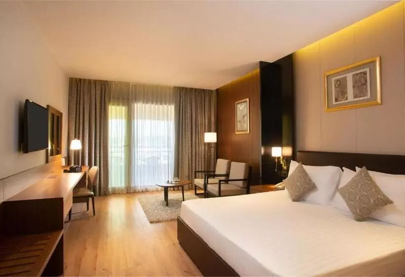اتاق اجرایی با تخت بزرگ, Mövenpick Hotel Cairo Media City