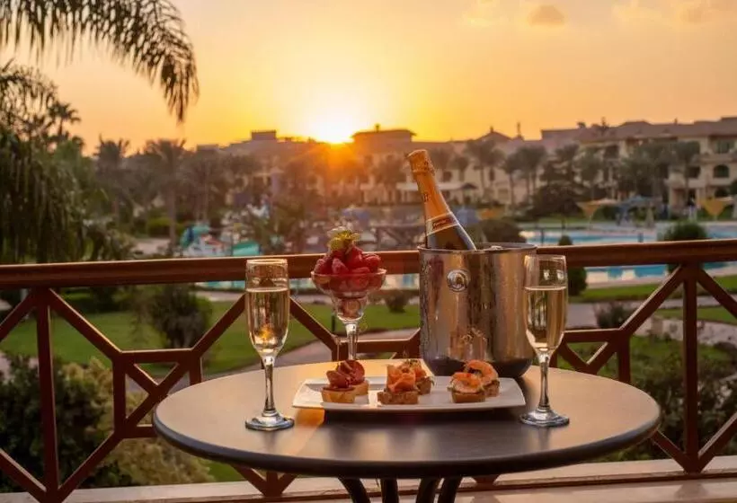 اتاق اجرایی با تخت بزرگ, Mövenpick Hotel Cairo Media City