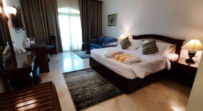 سوییت جونیور با چشم‌انداز استخر, Mövenpick Hotel Cairo   Media City