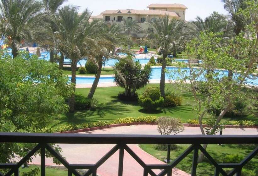 سوییت جونیور با چشم‌انداز استخر, Mövenpick Hotel Cairo   Media City