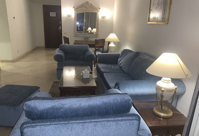 سوییت جونیور با چشم‌انداز استخر, Mövenpick Hotel Cairo   Media City