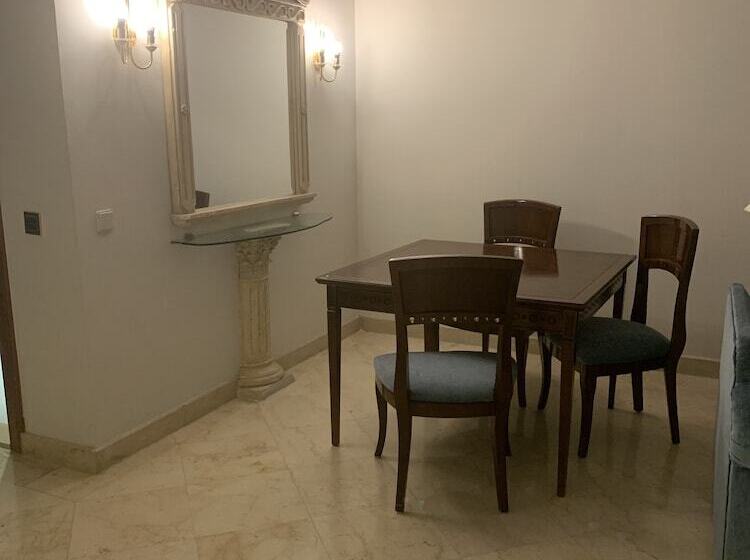 سوییت جونیور با چشم‌انداز استخر, Mövenpick Hotel Cairo   Media City