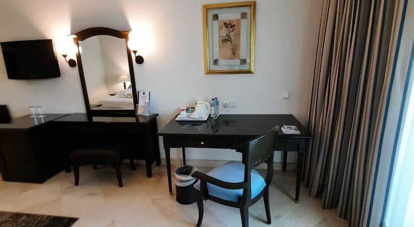 سوییت جونیور با چشم‌انداز استخر, Mövenpick Hotel Cairo   Media City