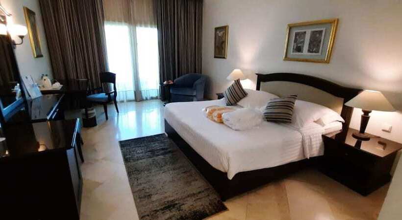 سوییت جونیور با چشم‌انداز استخر, Mövenpick Hotel Cairo   Media City