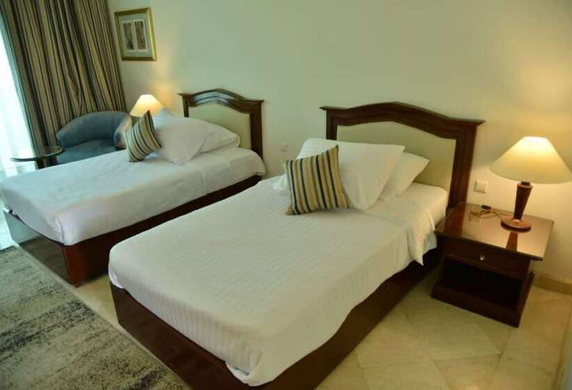 اتاق کلاسیک با چشم‌انداز استخر, Mövenpick Hotel Cairo   Media City