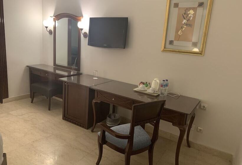 سوییت جونیور با چشم‌انداز استخر, Mövenpick Hotel Cairo   Media City