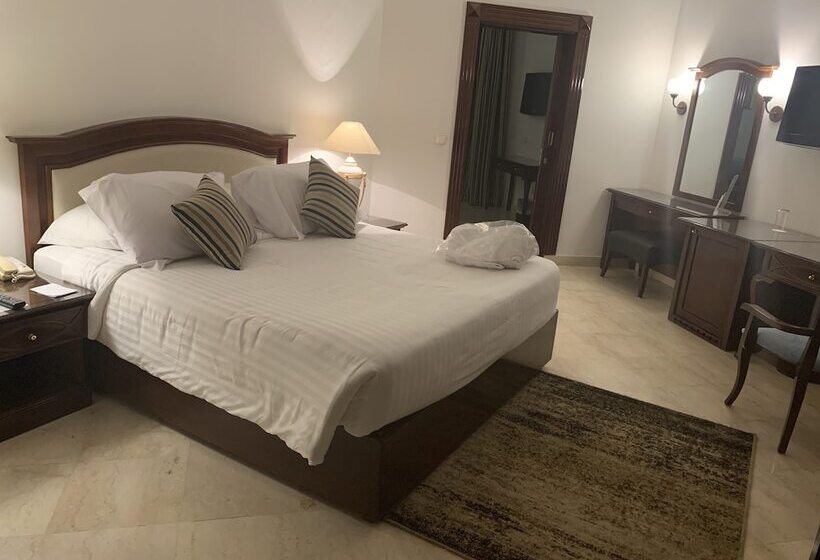 سوییت جونیور با چشم‌انداز استخر, Mövenpick Hotel Cairo   Media City