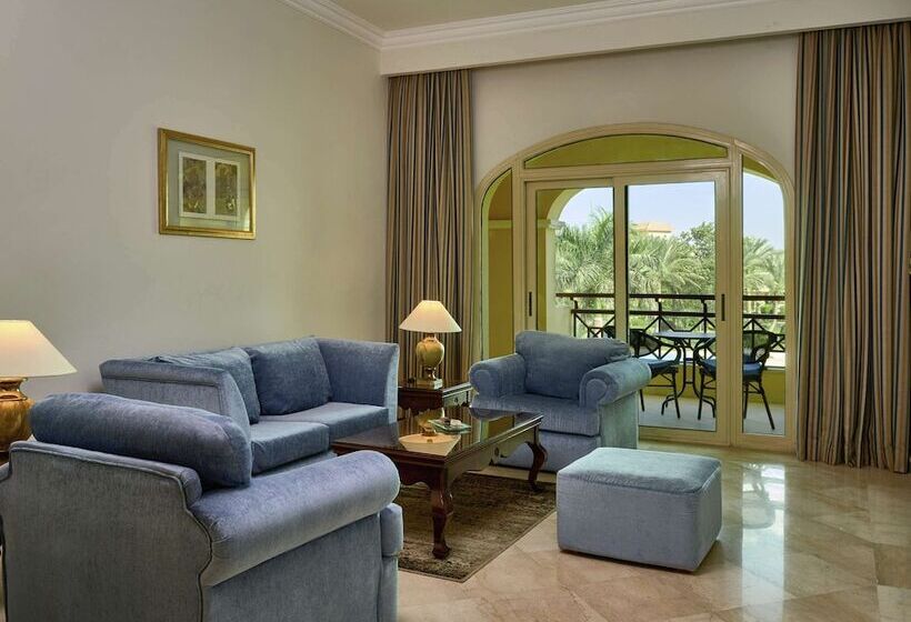 سوییت جونیور با چشم‌انداز استخر, Mövenpick Hotel Cairo   Media City