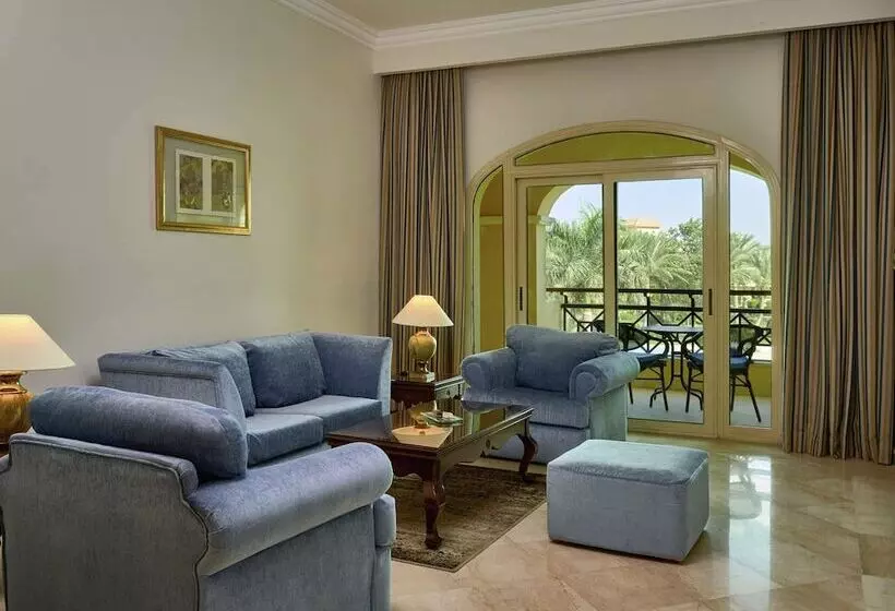 سوییت جونیور با چشمانداز استخر, Mövenpick Hotel Cairo Media City