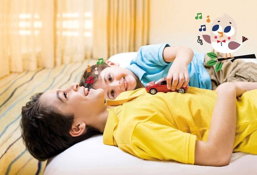 سوییت جونیور با چشم‌انداز استخر, Mövenpick Hotel Cairo   Media City